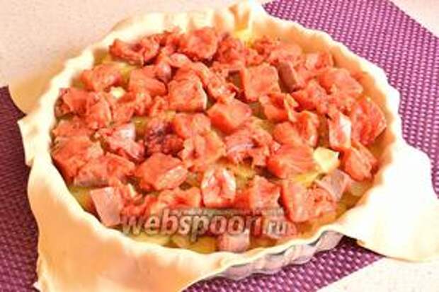 На картофель равномерно разложить все кусочки рыбы.