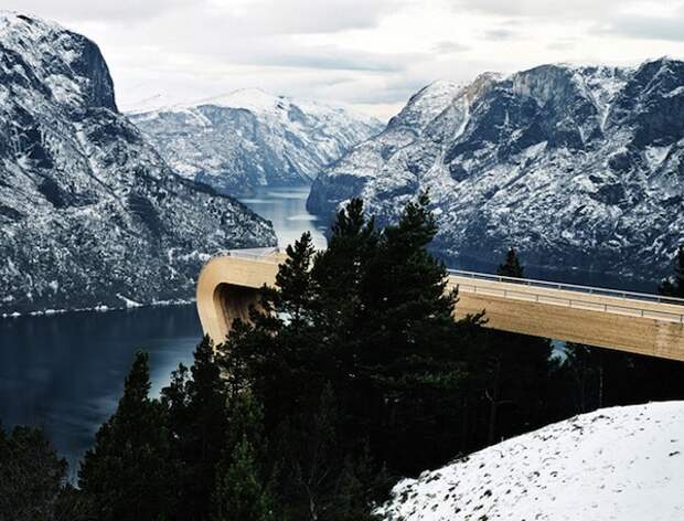 Aurland Lookout: полёт над горами в Норвегии