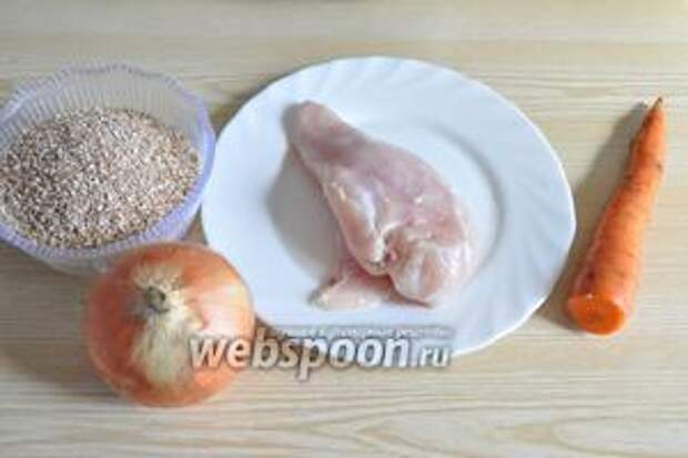 Составляющие для приготовления чудо-кашки: пшеничная крупа, морковь, лук, куриное филе.