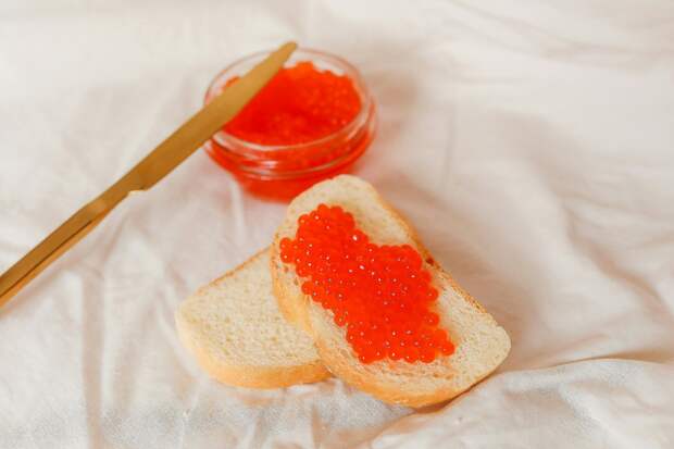 Врач объяснила, с чем лучше не сочетать красную икру на праздничном столе