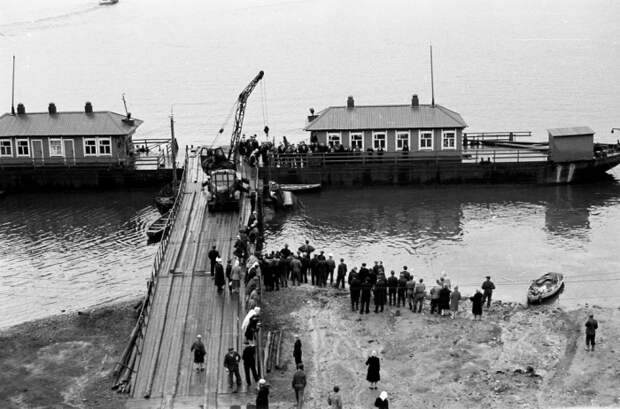 Кран, достающий упавшую в воду машину. СССР, Ярославль, 1960-е годы.