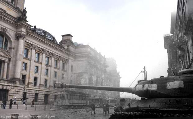 44 Берлин 1945-2010 Танк ИС-2 у Рейхстага..jpg
