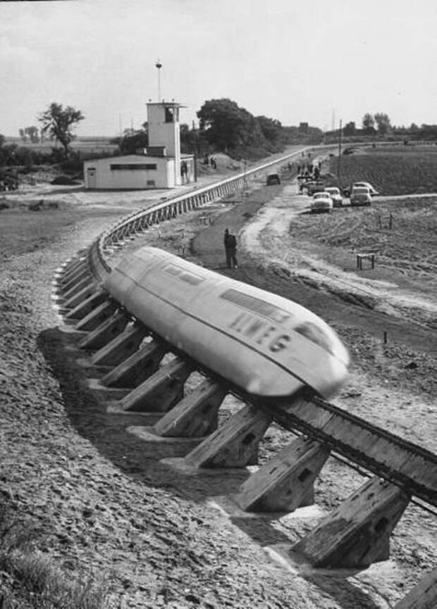 Монорельсовая дорога из 50-х, вероятнее всего Япония вагоны, железнодорожные, изобретения, поезда, рельсы, факты, фантазии