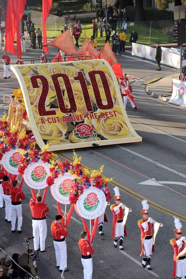 1) 1) Открытие 121-го ежегодного парада. Лозунгом нынешнего, 121-ого по счёту Парада, стала фраза "Выше всех остальных". (Alberto E. Rodriguez/Getty Images)