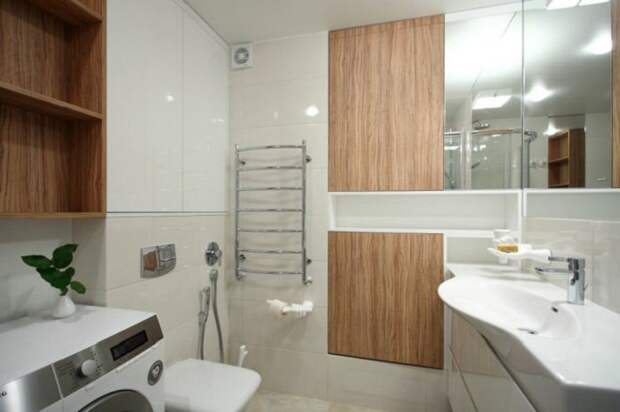Создание «мокрой ванной» в европейском стиле помогло уменьшить габариты ванной комнаты. | Фото: interiorsmall.ru.