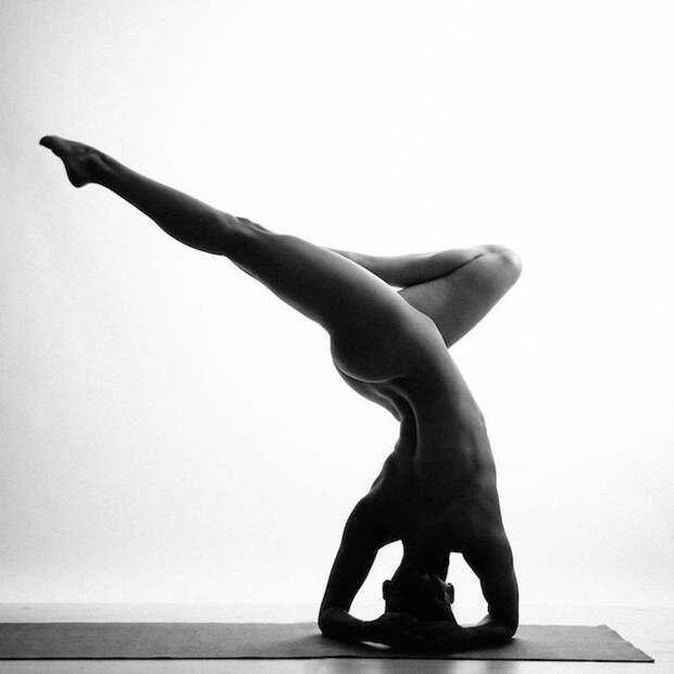 За кем следить: обнаженная девушка демонстрируют красоту и гибкость тела в блоге Nude Yoga Girl 