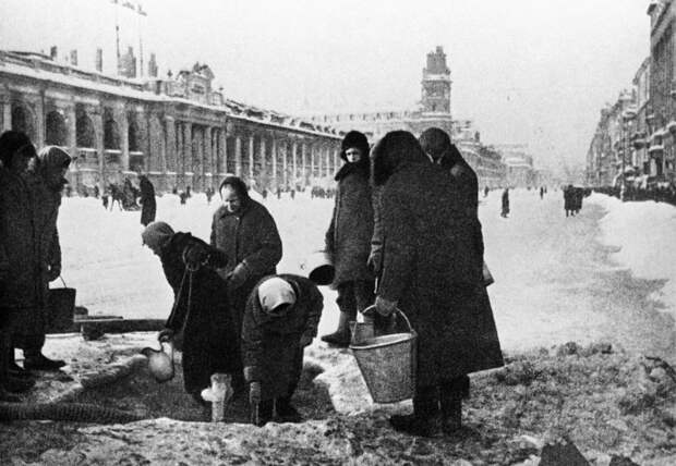 ID: 10834102 Описание: Советский Союз. Ленинград. Жители города запасаются водой из разрушенной водопроводной трубы на Невском проспекте в дни блокады, 1941 год. Фотохроника ТАСС