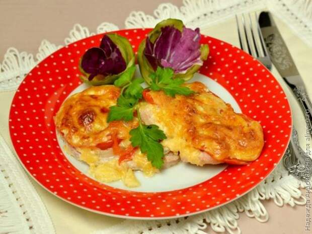 Отбивные в духовке с помидорами и луком