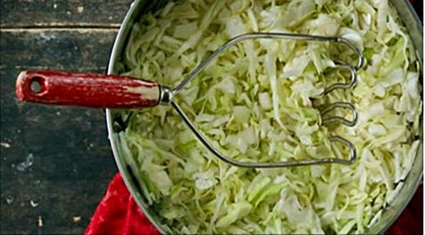 homemade-sauerkraut-is-your-secret-weapon-against-fat-allergies-ibs-and-inflammation-600x332