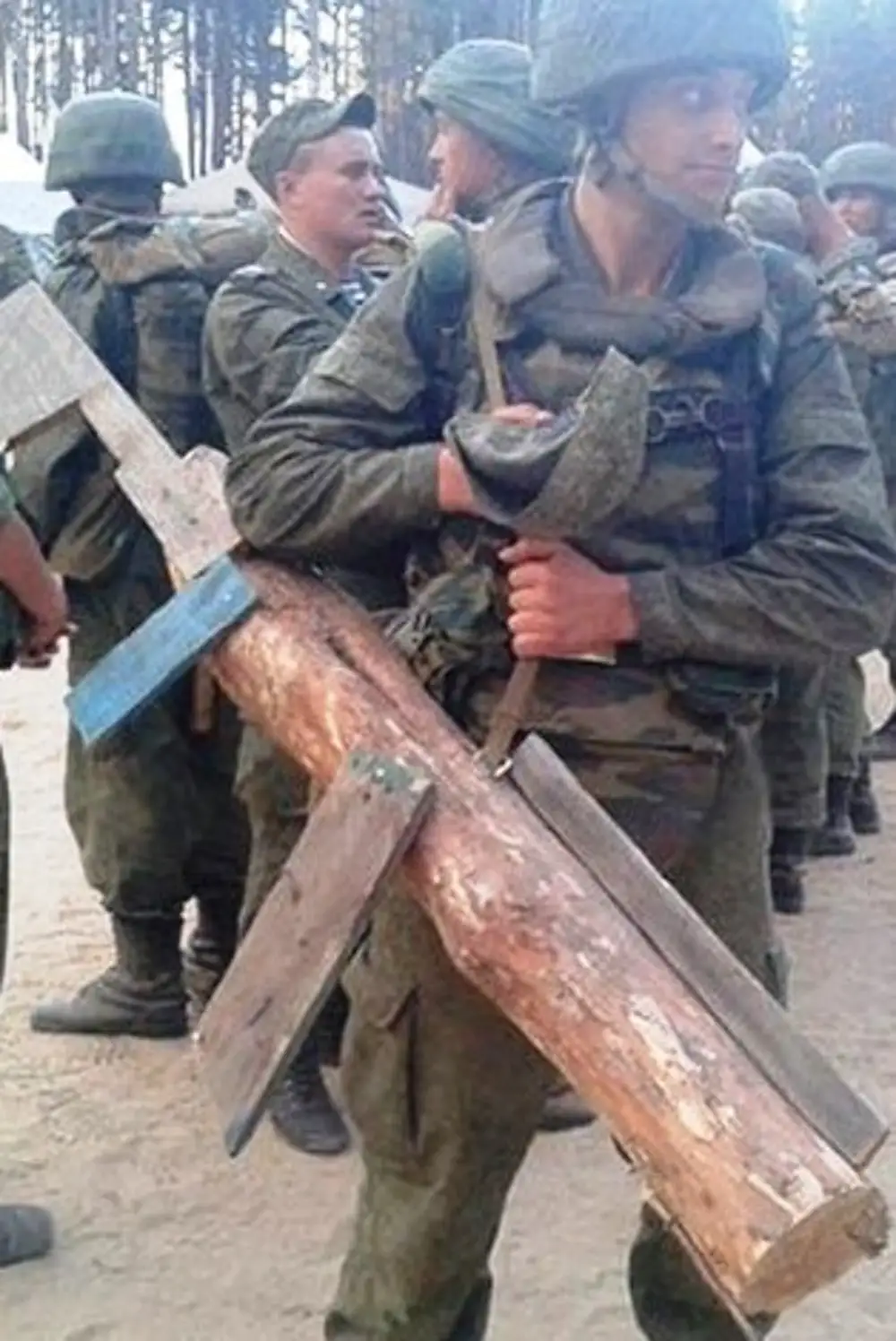 Солдат с деревянным автоматом