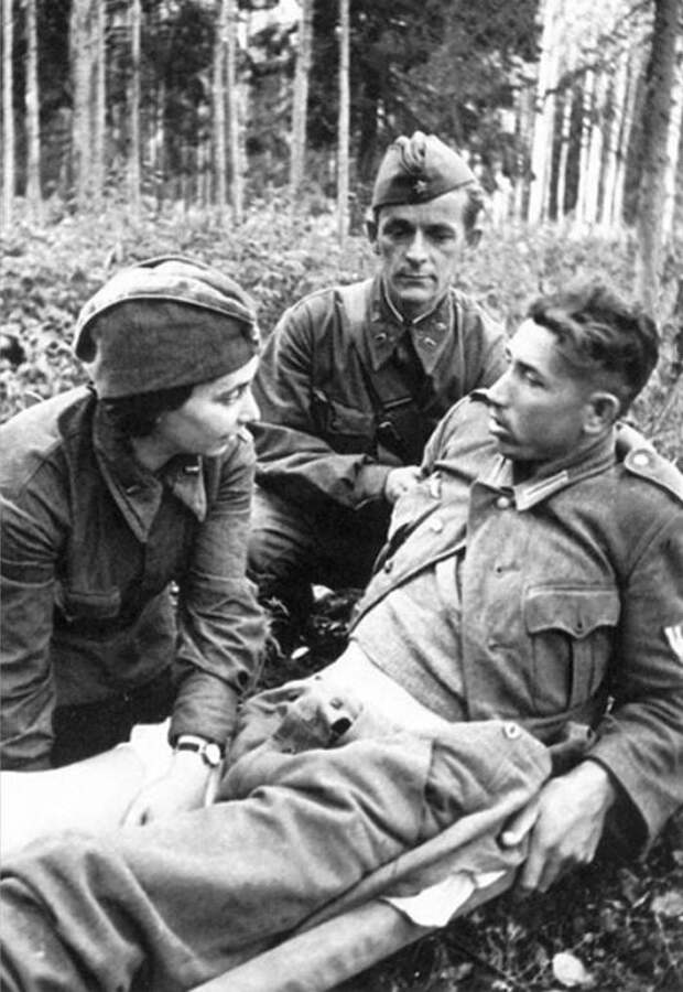 Раненый немецкий солдат 1941. Немецкие солдаты и русские женщины. Раненый враг