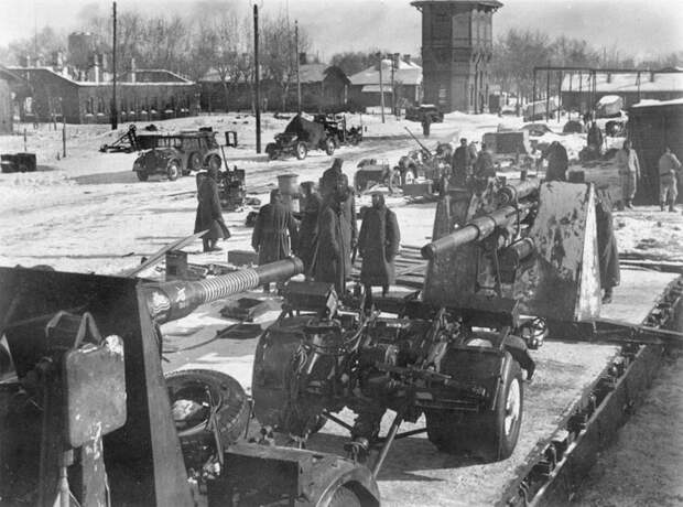 78. Немецкие 88-миллиметровые зенитные орудия на железнодорожной платформе в оккупированном Ржеве ВОВ 1941-1945, вмв, война