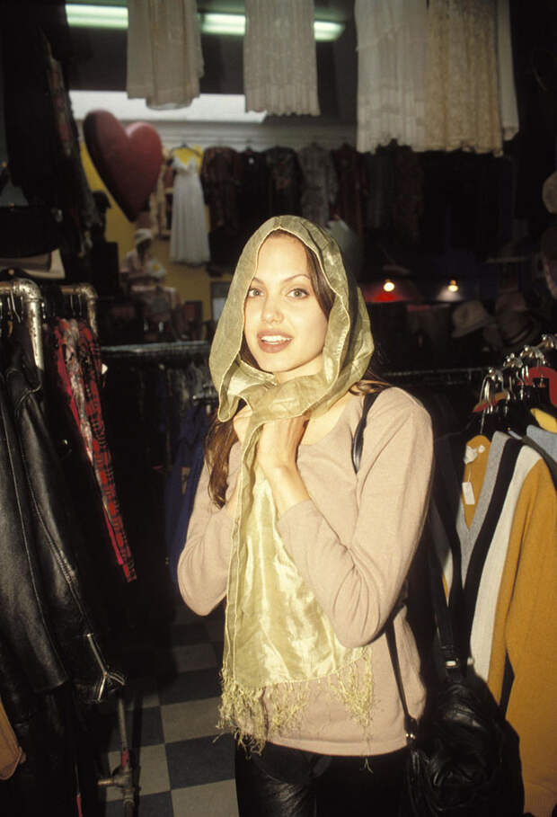 Анджелина Джоли (Angelina Jolie) в фотосессии Мишеля Буркара (Michel Bourquard) (1994), фото 24