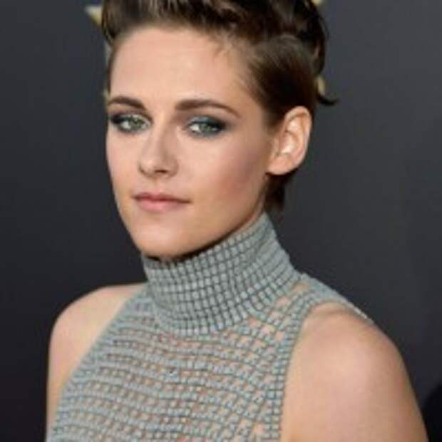 Kristen Stewart Blue Eyes Makeup and thin lips