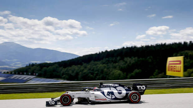 Русский не преклонил колено и был затравлен. Свои поддержали, но предупредили о "карательных мерах"