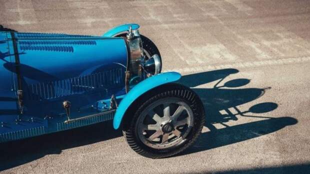 Историческая встреча Bugatti Divo и его старшего брата Type