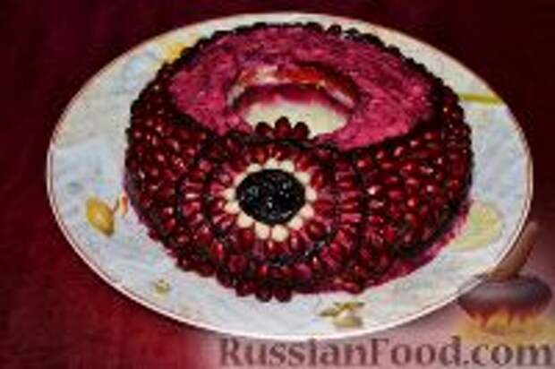 Фото к рецепту: Салат «Гранатовый браслет» с курицей и черносливом