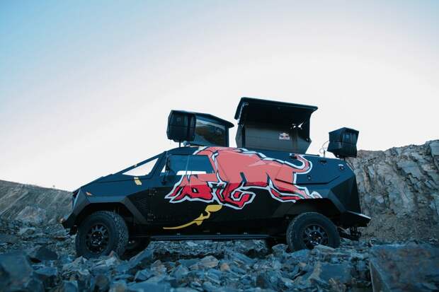 Грозный броневик на базе Land Rove от компании Red Bull Red Bull.  Land Rover, defender, броневик