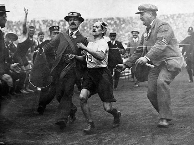 Арбитр помогает итальянцу Дорандо Пьетри прийти к финишу марафонского забега. Олимпиада в Лондоне, 1908 год. история, события, фото