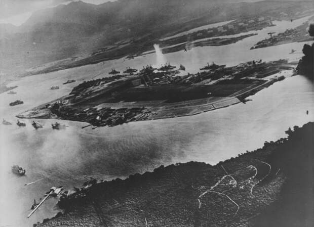62. Панорама гавани Пёрл Харбор во время налёта японской авиации ВОВ 1941-1945, вмв, война