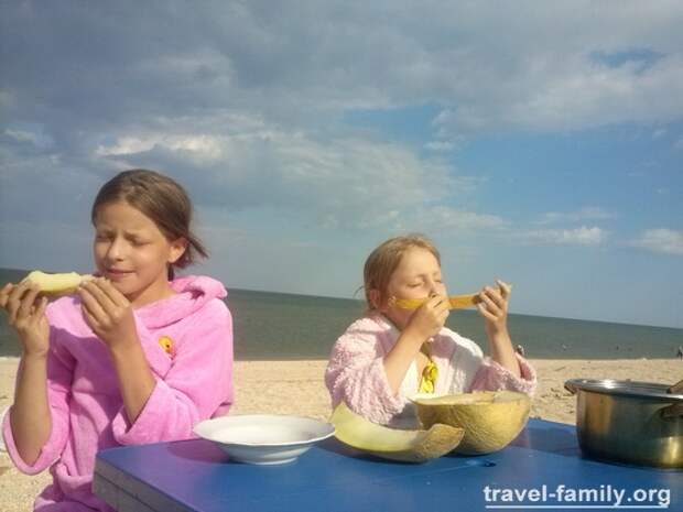 Кемпинг на Арабатской стрелке и отдых с палатками на Азовском море: кушаем дыню