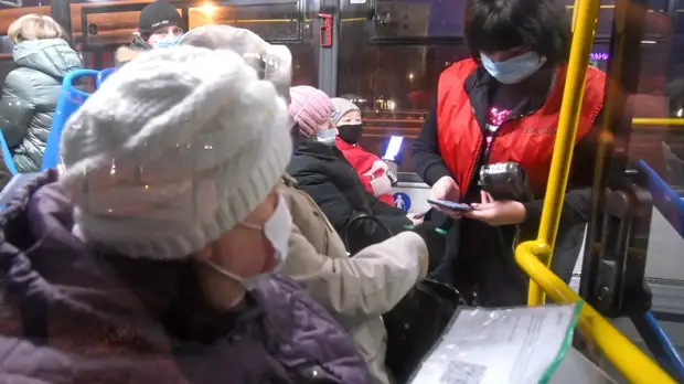 В электротранспорте Казани в утренний час пик выявили 404 человека без QR-кодов