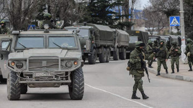 Солдаты в военной форме без знаков различия в Балаклаве Солдаты в военной форме без знаков различия в Балаклаве