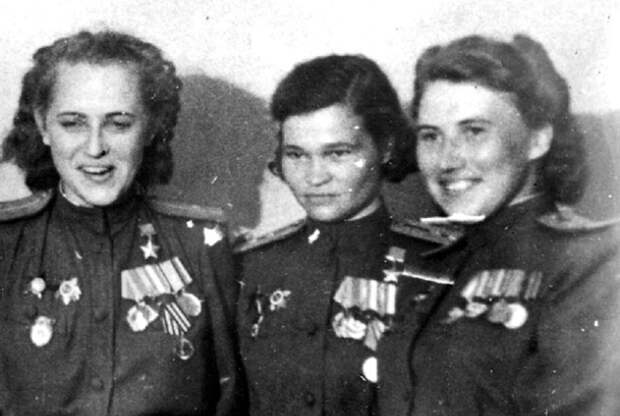 Слева направо: Герои Советского Союза Евгения Жигуленко, Ирина Себрова, Лариса Розанова, 1945 год Слева направо: Герои Советского Союза Евгения Жигуленко, Ирина Себрова, Лариса Розанова, 1945 год