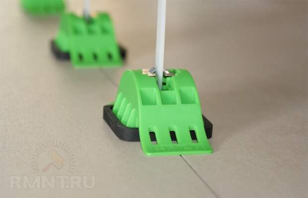Укладка кафеля с использованием системы выравнивания плитки СВП