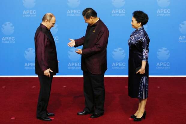 Президент РФ Владимир Путин приветствует председателя КНР Си Цзиньпина перед торжественным ужином в честь лидеров АТЭС