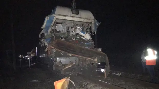 Опубликовано видео с места ДТП с поездом и грузовиком на Кубани