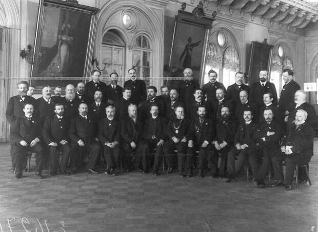 20 марта 1906. Избирательная комиссия по выборам выборщиков от Санкт - Петербурга в зале Городской думы.