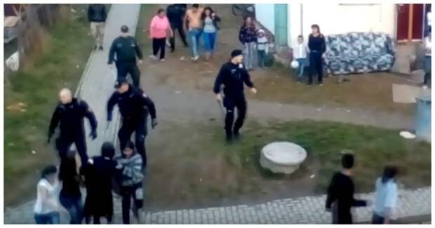 Словацкие полицейские провели профилактические мероприятия в цыганском квартале видео, драка, полиция, словакия, цыгане
