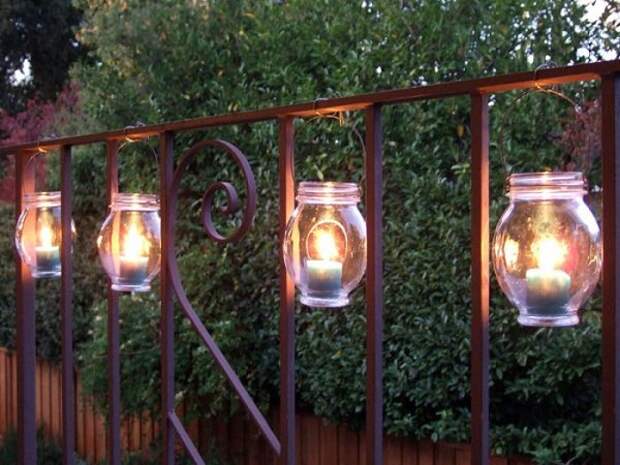 Садовые светильники, которые можно сделать своими руками из небольших стеклянных баночек и лампочек.