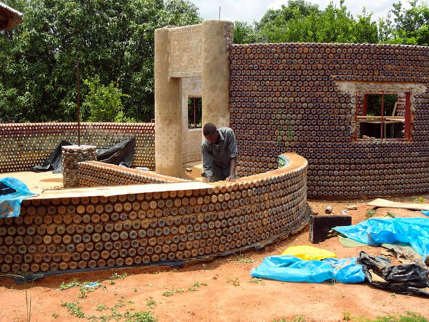 Нигерийцы строят огнеупорные, пуленепробиваемые и экологические дома из пластиковых бутылок и грязи бутылки, дом, пластик