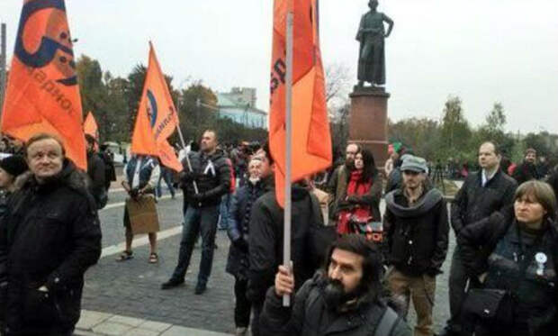 Антивоенный митинг в Москве закончился: ругали Путина, пели про “бандерлогов”, ссорились с ОМОН 