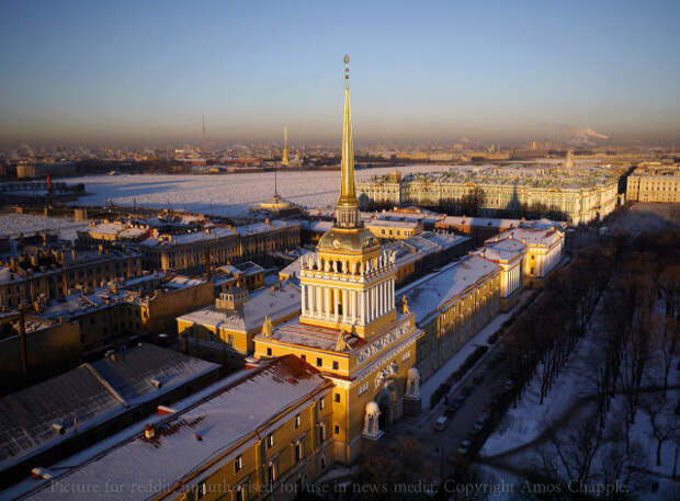 Позолоченный шпиль Главного Адмиралтейства в Санкт-Петербурге.