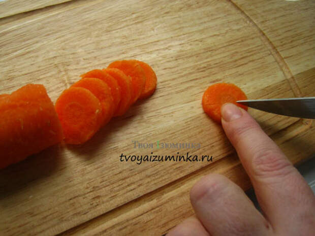 Нарезаем лепестки у будущих ромашек из моркови.