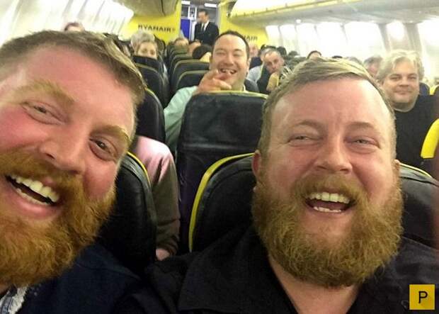 Встретил своего двойника в самолете (2 фото)