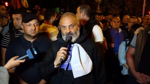Лидер протестов в Армении призвал своих сторонников прийти к парламенту 12 июня