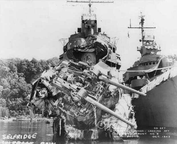 Американский эсминец "Сэлфридж", получивший попадание торпедой в ходе сражения у о. Велья-Лавелья 6 октября 1943 г. Великая Отечественная Война, архивные фотографии, вторая мировая война