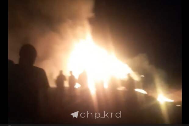 На Кубани произошло лобовое ДТП: после столкновения одна из машин загорелась