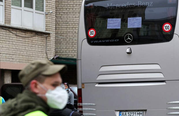 Прилетевшие с Бали украинцы сбежали с карантина в Киеве