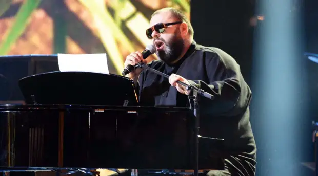 «Отдали контент в безвозмездное пользование»: почему лейбл Максима Фадеева расторг контракты со всеми артистами