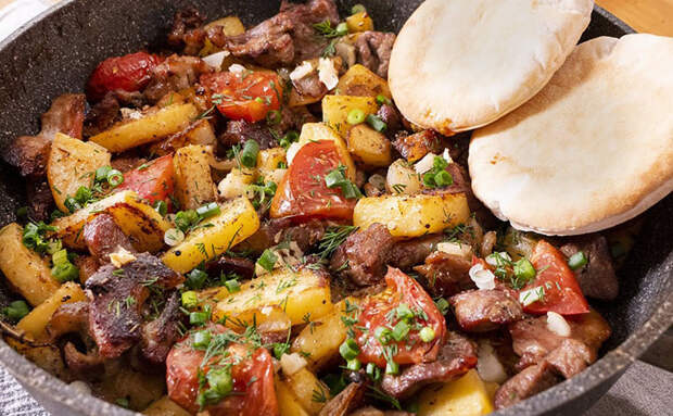 Готовим мясо с картошкой вкуснее любого шашлыка: ароматное жаркое на открытом огне