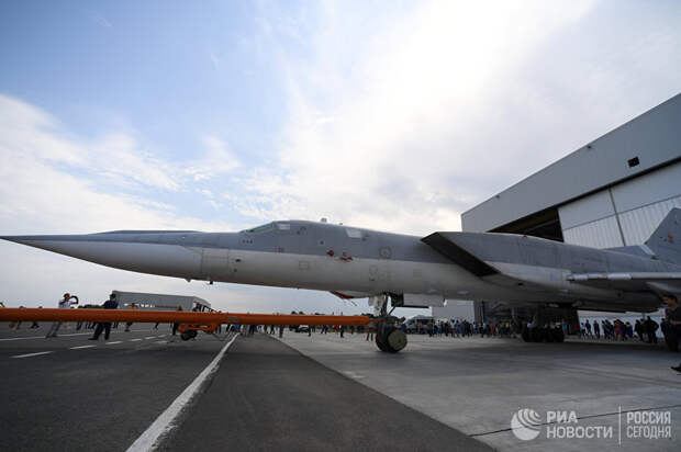 Выкатка для наземных и летных испытаний модернизированного бомбардировщика Ту-22М3М на Казанском авиационном заводе имени Горбунова. 16 августа 2018