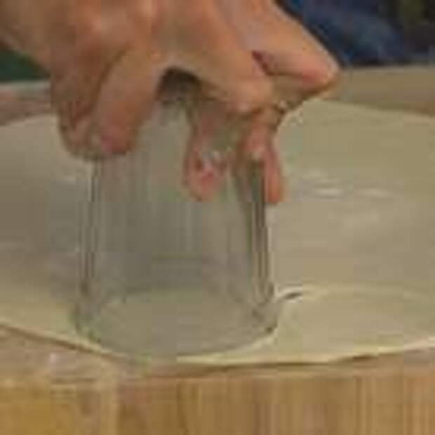 Раскатать тесто в пласт толщиной 1–2 миллиметра, стаканом или чашкой вырезать небольшие кружки.