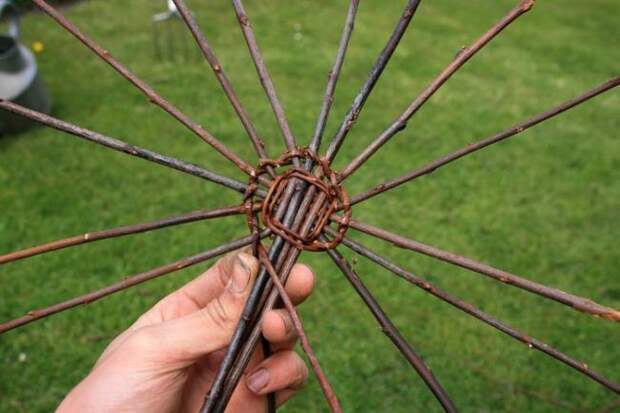 Корзина из ивовых прутьев Корзина из ивовых прутьев
