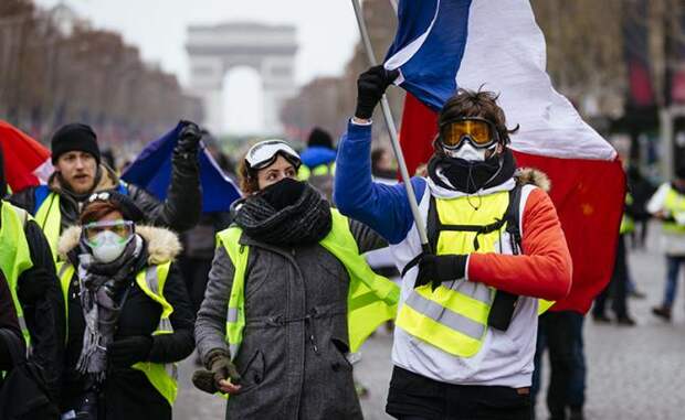 На фото: во время акции протеста "желтых жилетов" в Париже