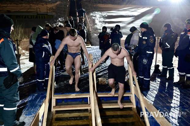 2,5 тысячи нижегородцев окунулись в прорубь на Крещение